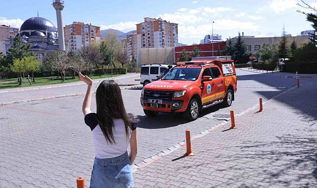 Küçük Aleyna'ya doğum gününde itfaiye ekiplerinden sürpriz