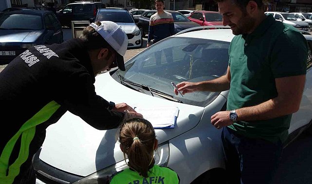 Küçük Asya Umay trafik polisi babasıyla beraber denetim yaptı