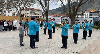 Küçük Eymen'den 23 Nisan'da gururlandıran performans