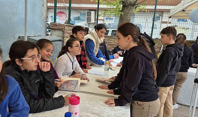 Küçük yazarların imza günü heyecanı