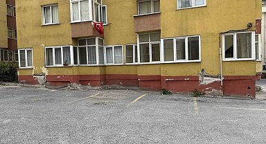 Küçükçekmece'de bulunan bir sitenin 6.2'lik deprem sonrası görüntüsü korkuttu