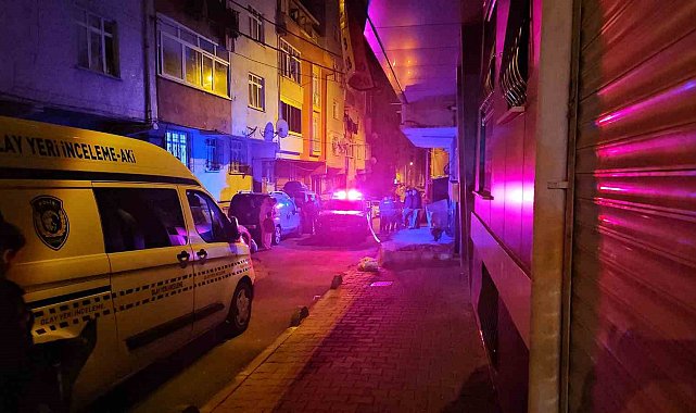 Küçükçekmece'de motosikletli iki kişi evi kurşunladı