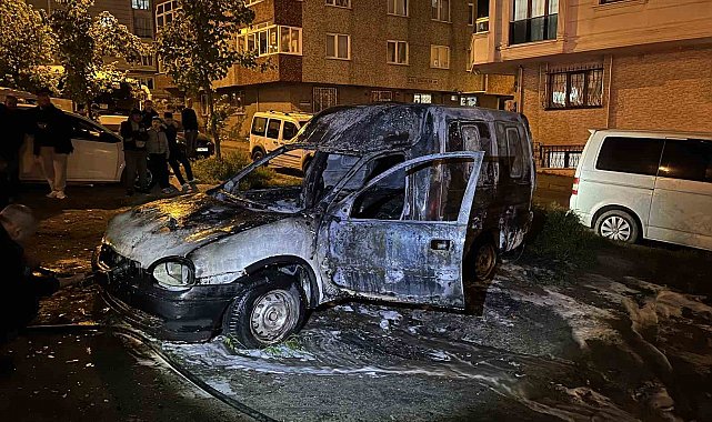 Küçükçekmece'de park halindeki araç alev alev yandı