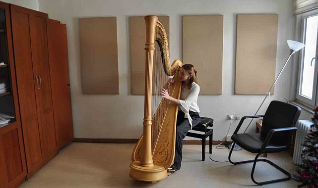 Küçüklüğünden beri çaldığı boyundan büyük arp ile Türkiye'yi temsil ediyor