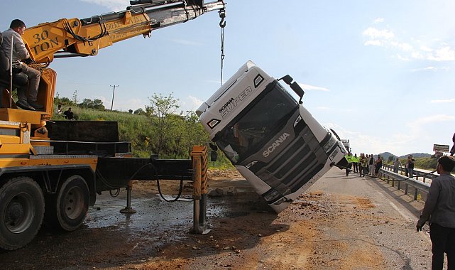 Kula'da tır ile otomobil çarpıştı: Kaza ucuz atlatıldı