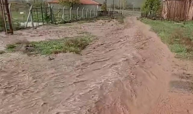 Kulu'da şiddetli dolu ve yağmur yağışı