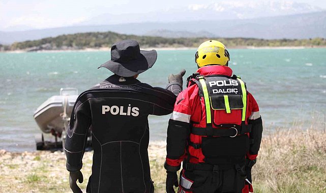 Kurbağa Adamlar, canlı birini kurtarma umuduyla gece gündüz çalışıyor