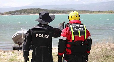 Kurbağa Adamlar, canlı birini kurtarma umuduyla gece gündüz çalışıyor