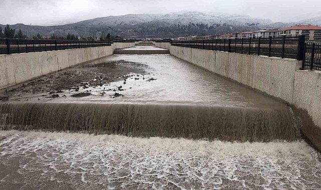 Kuruyan Vasgirt deresinden sel akıyor