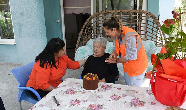 Kuşadası Belediyesi'nden yaşlı çınara sürpriz doğum günü kutlaması