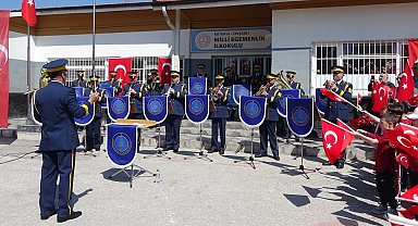 Kütahya Hava Eğitim Komutanlığı Bandosu'ndan Tavşanlı'da 23 Nisan coşkusu