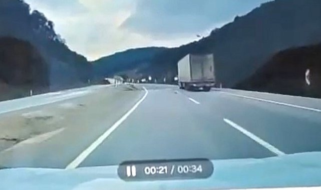 Kütahya'da tır otomobilin üzerine devrildi