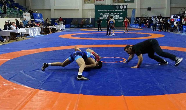 Kütahya'da U17 Güreş Türkiye Şampiyonası coşkuyla başladı