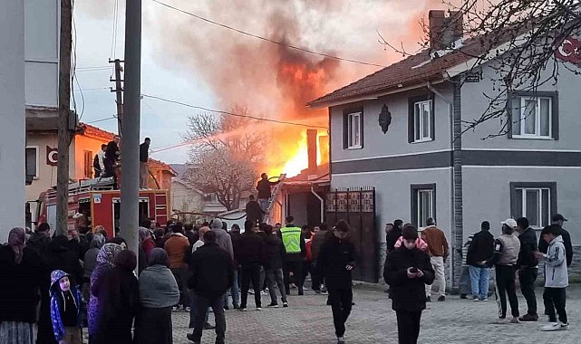 Kütahya'da yanan ev kullanılamaz hale geldi