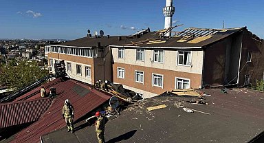Kuvvetli rüzgarda uçan çatı iki binanın çatısına savruldu