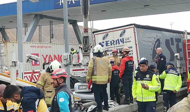 Kuzey Marmara Otoyolu'nda feci kaza: Otomobil tırın altına girdi, 4 kişi hayatını kaybetti