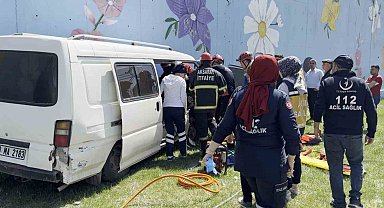 Lastiği patlayan minibüs refüjdeki işçiye çarptı: 5 yaralı