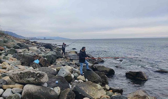 Levreklerin kafesten kaçtığını duyanlar oltaları ile sahile akın etti