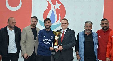Lig şampiyonu Kopspor, kupasını Kaymakam Koşansu'ya takdim etti
