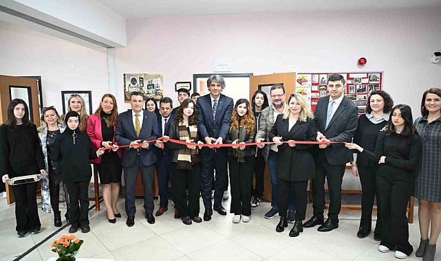 Lise öğrencileri Enver Ercan'ın kitapları ile yeni bir kütüphaneye kavuştu