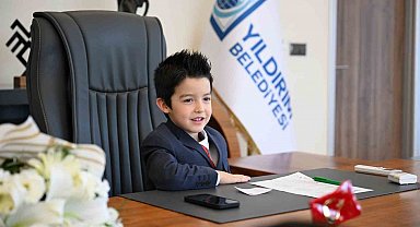 Makamını çocuklara devretti