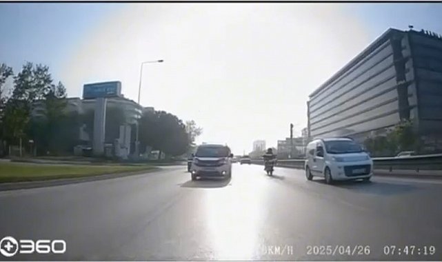 Makas atarak trafiği tehlikeye sokan otomobil kamerada