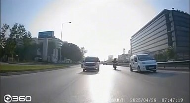 Makas atarak trafiği tehlikeye sokan otomobil kamerada