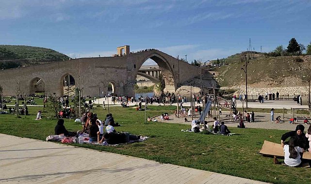 Malabadi Köprüsü bayram tatilinde ziyaretçilerin akınına uğradı