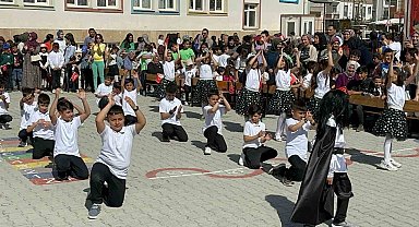 Malatya'da 23 Nisan Coşkusu, minikler bayramlarını renkli etkinliklerle kutladı