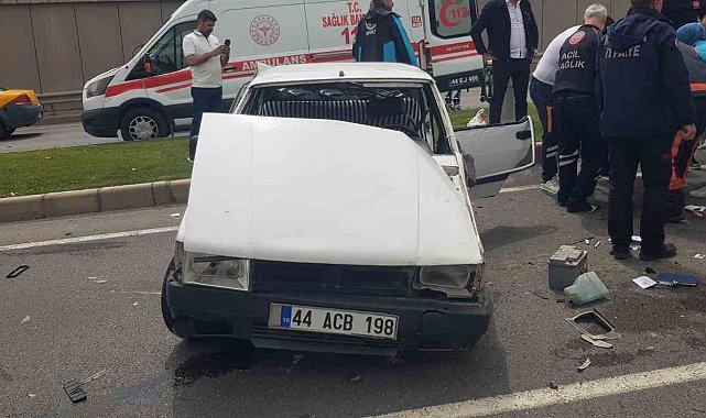 Malatya'da çekici ile çarpışan Tofaş kağıt gibi ezildi: 8 yaralı