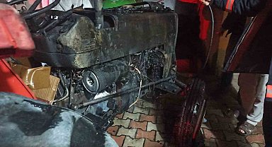 Malatya'da park halinde alev alan traktör kullanılamaz hale geldi