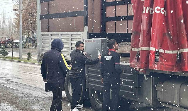 Malazgirt'e nisan ayında yağan kar şaşırttı