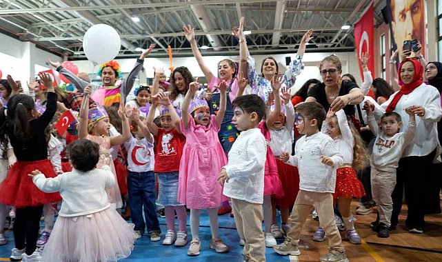 Maltepe'de miniklerin 23 Nisan coşkusu