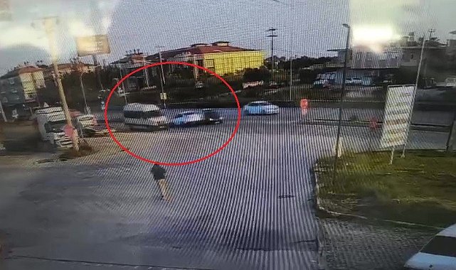 Manavgat'ta 3 aracın karıştığı kaza kamerada