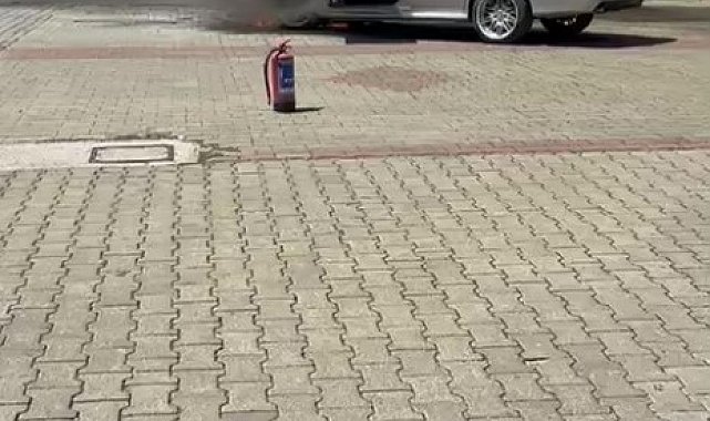 Manavgat'ta park halindeki araç alev alev yandı