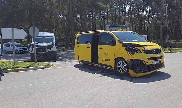 Manavgat'ta taksi ile kamyonet çarpıştı: 4 yaralı