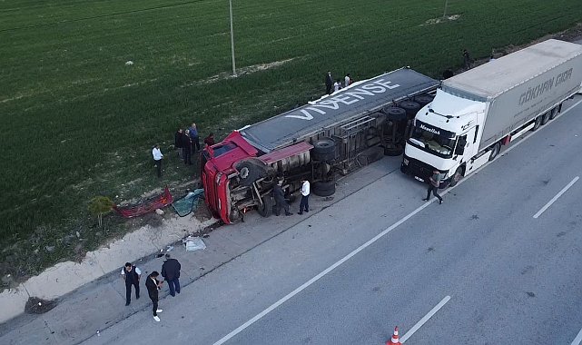 Mandalina yüklü tır devrildi, 2 kişi yaralandı