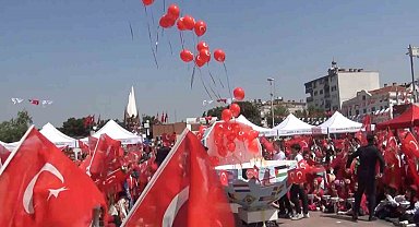 Manisa'da gökyüzünü balonlar renklendirdi