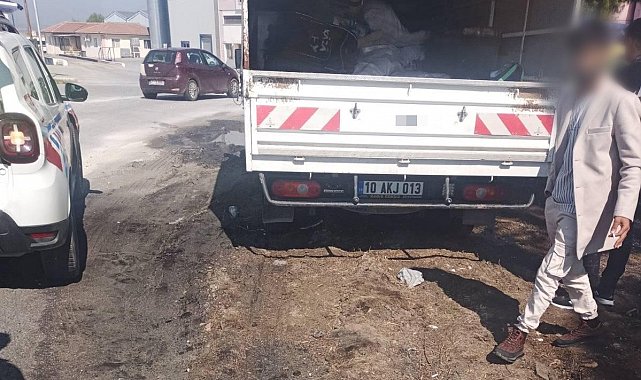 Manisa'da kamyonet kasasında 16 işçi taşıyan sürücüye ceza