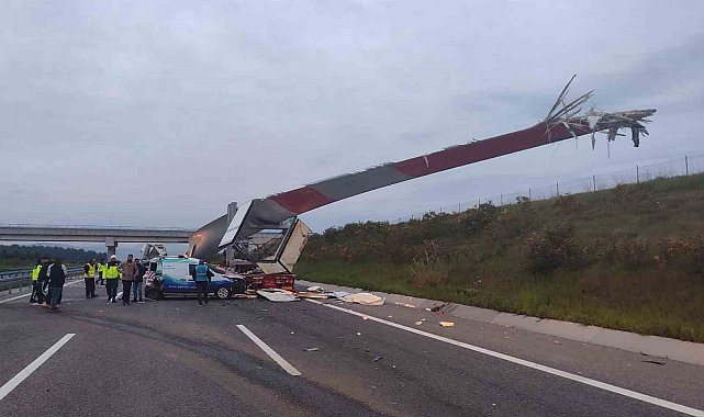 Manisa'da rüzgar türbini pervanesi taşıyan tır kazaya karıştı