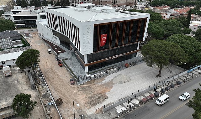 Manisa'daki 86 yıllık halk kütüphanesi yeni binasına taşınıyor