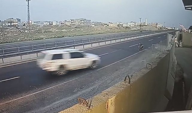 Mardin'de 'dur' ihtarına uymayan sürücünün polise çarpıp kaçtığı anlar kamerada