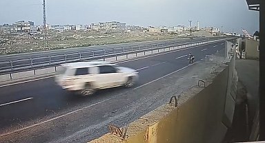 Mardin'de 'dur' ihtarına uymayan sürücünün polise çarpıp kaçtığı anlar kamerada