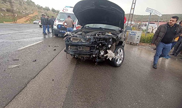 Mardin'de hafif ticari araç otomobille çarpıştı: 2 yaralı