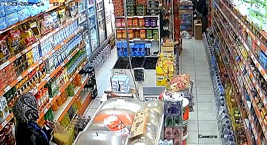 Markette deprem anı kamerada: Ürünler yere düştü