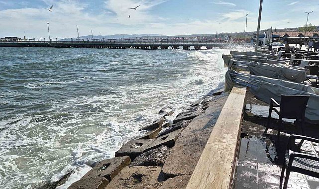 Marmara Denizi'nde şiddetli poyraz: Deniz ulaşımı aksadı