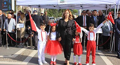 Marmaris'te 23 Nisan coşkusu çelenk sunma töreniyle başladı