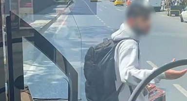 Mecidiyeköy'de yolun ortasında otobüse binmek isteyen yolcu ortalığı birbirine kattı