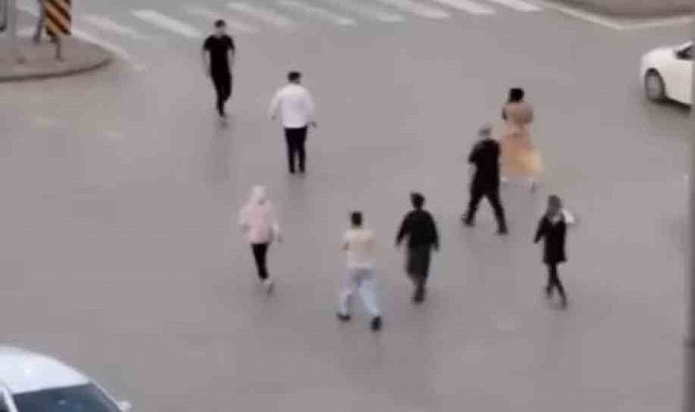 Mendilciler ile sürücü akan trafikte kavga etti