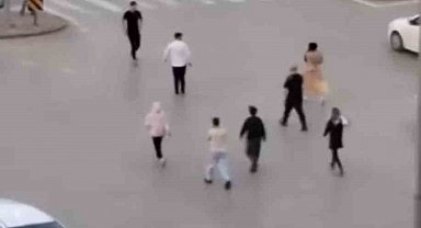 Mendilciler ile sürücü akan trafikte kavga etti